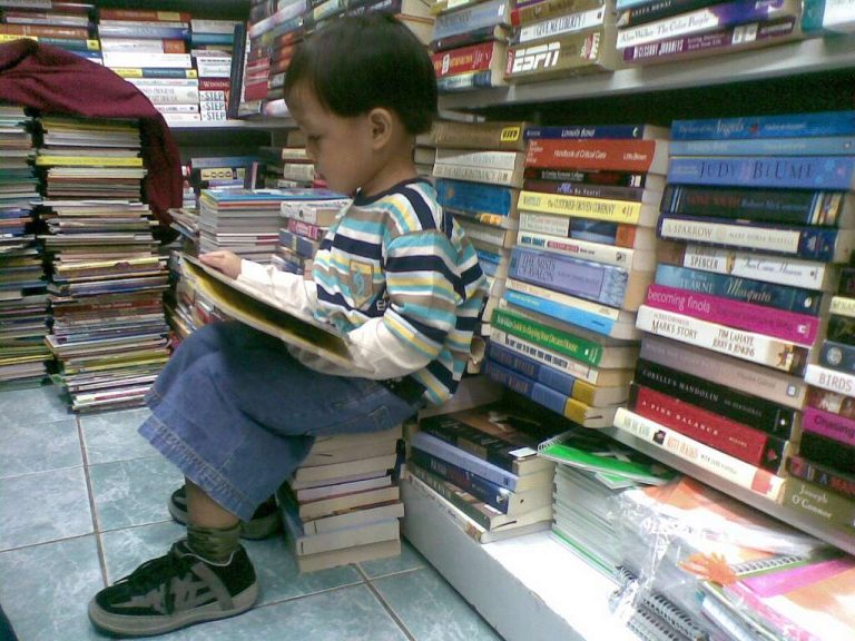 Niño leyendo